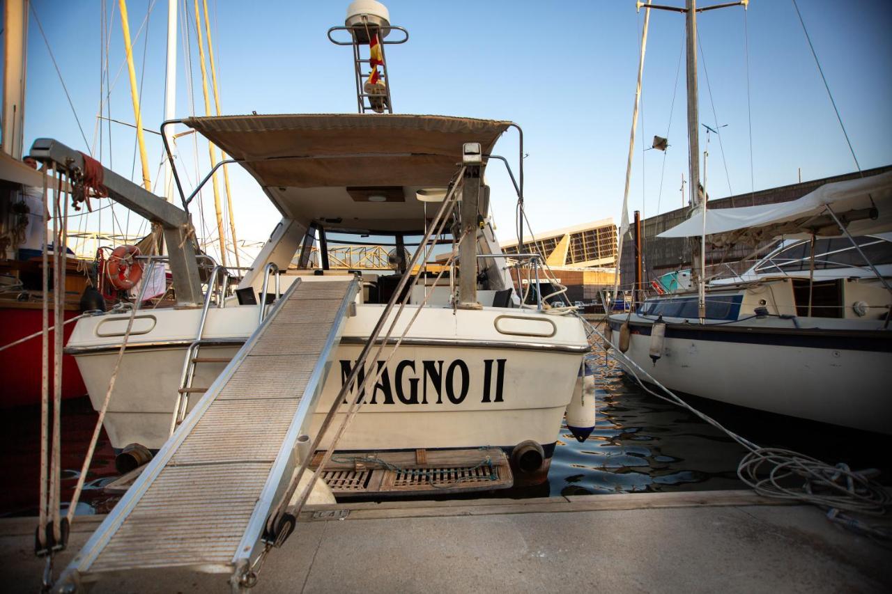 Magno II Boat Hotel Sant Adria de Besos Exterior foto